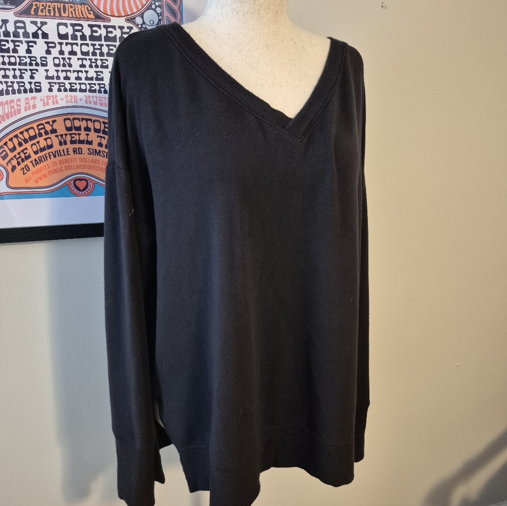 Athleta Black Long Sleeve Top Vneck Thumbholes Winter Layering Soft! Large